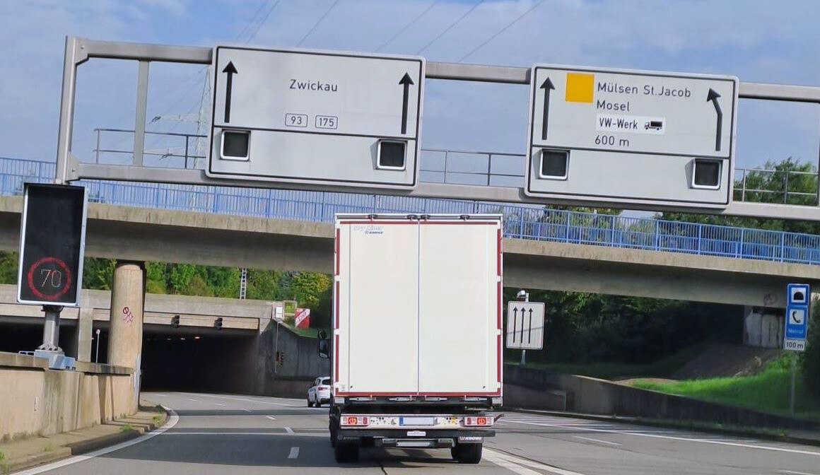 weißer LKW vor Tunneleinfahrt Zwickau-Mosel mit Verkehrsschildern